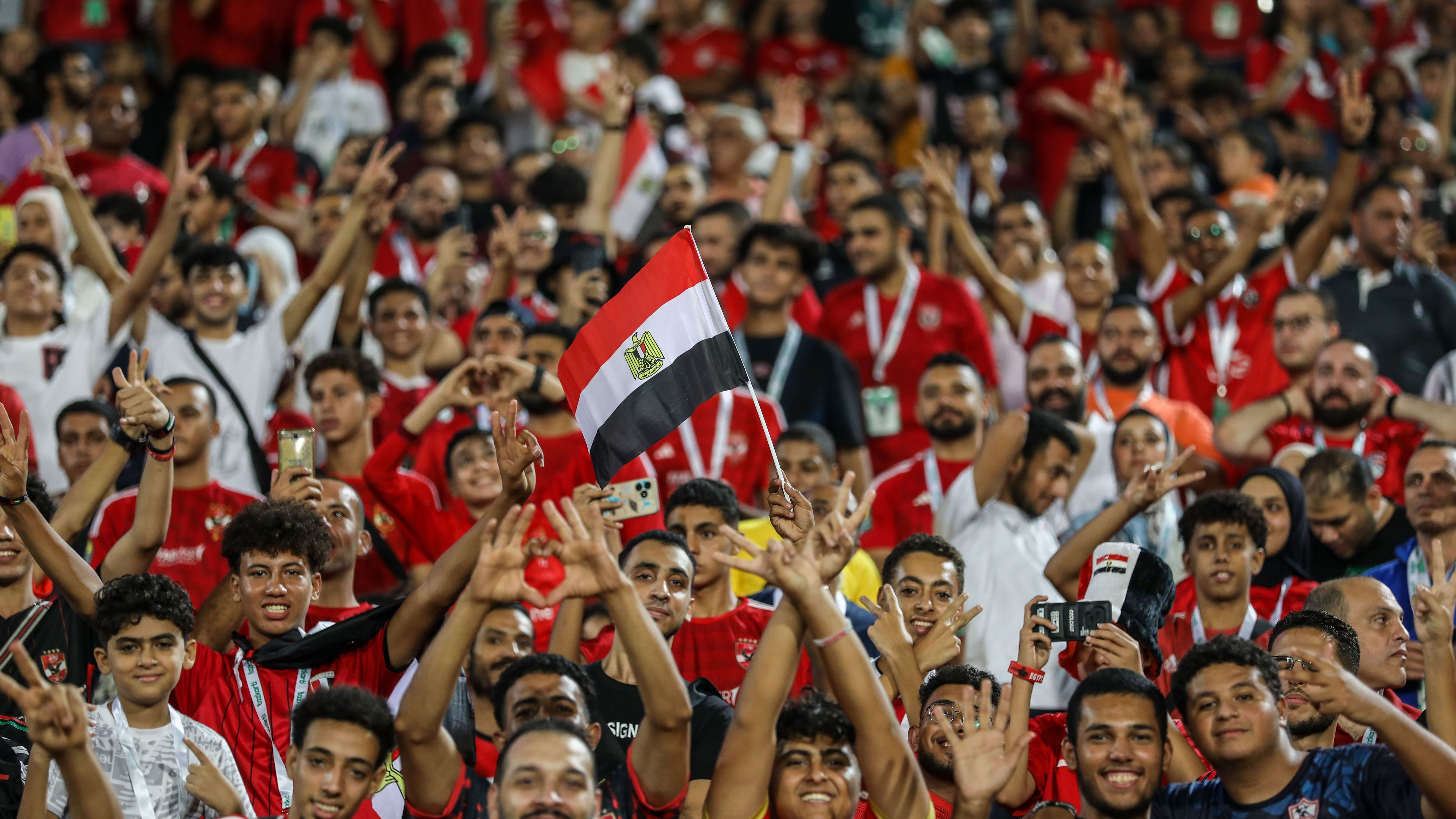 قبلة تصنع مشهدًا غريبًا في الدوري المصري